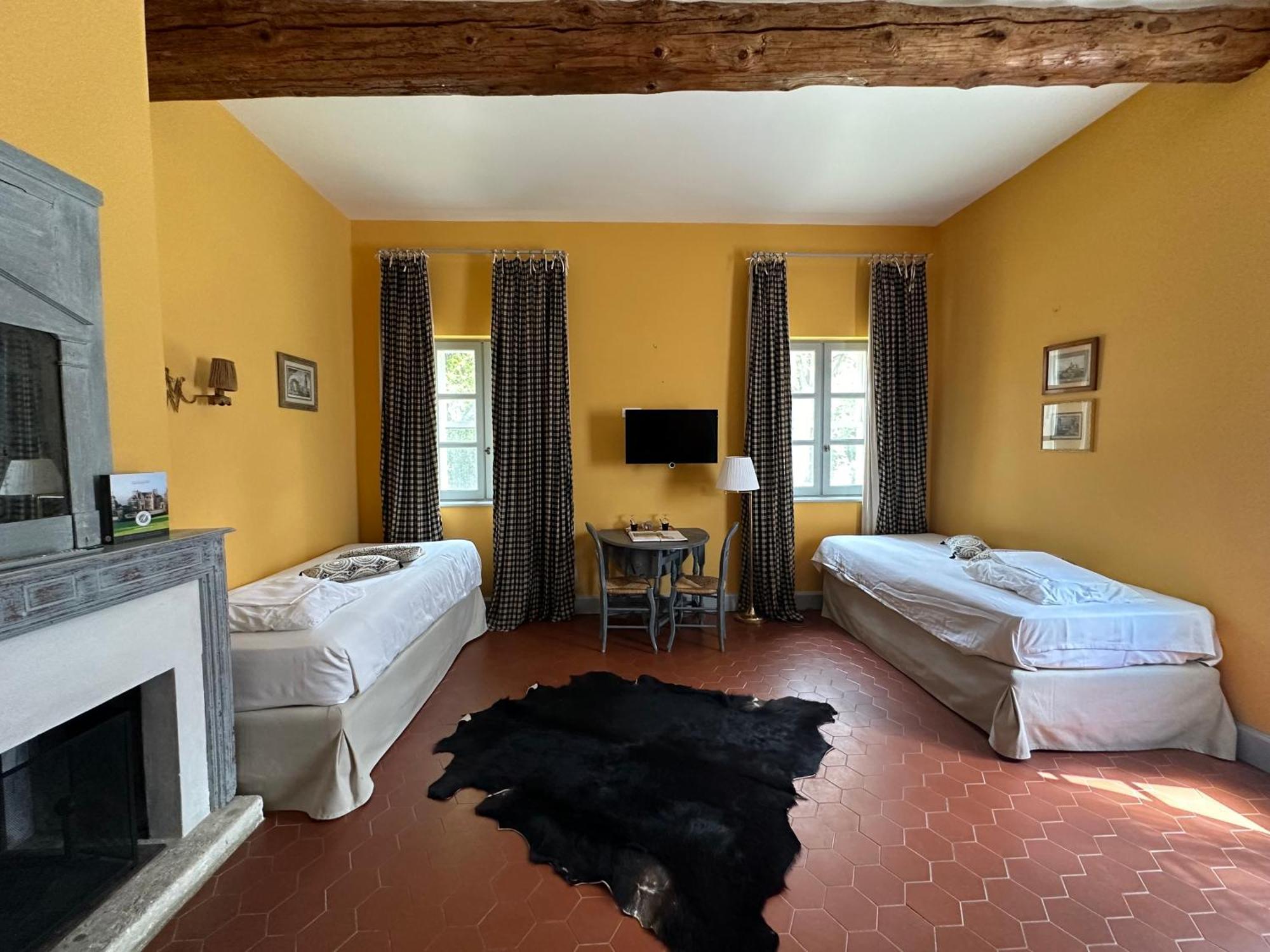 Le Mas De Peint - Hotel Et Restaurant Arles Quarto foto